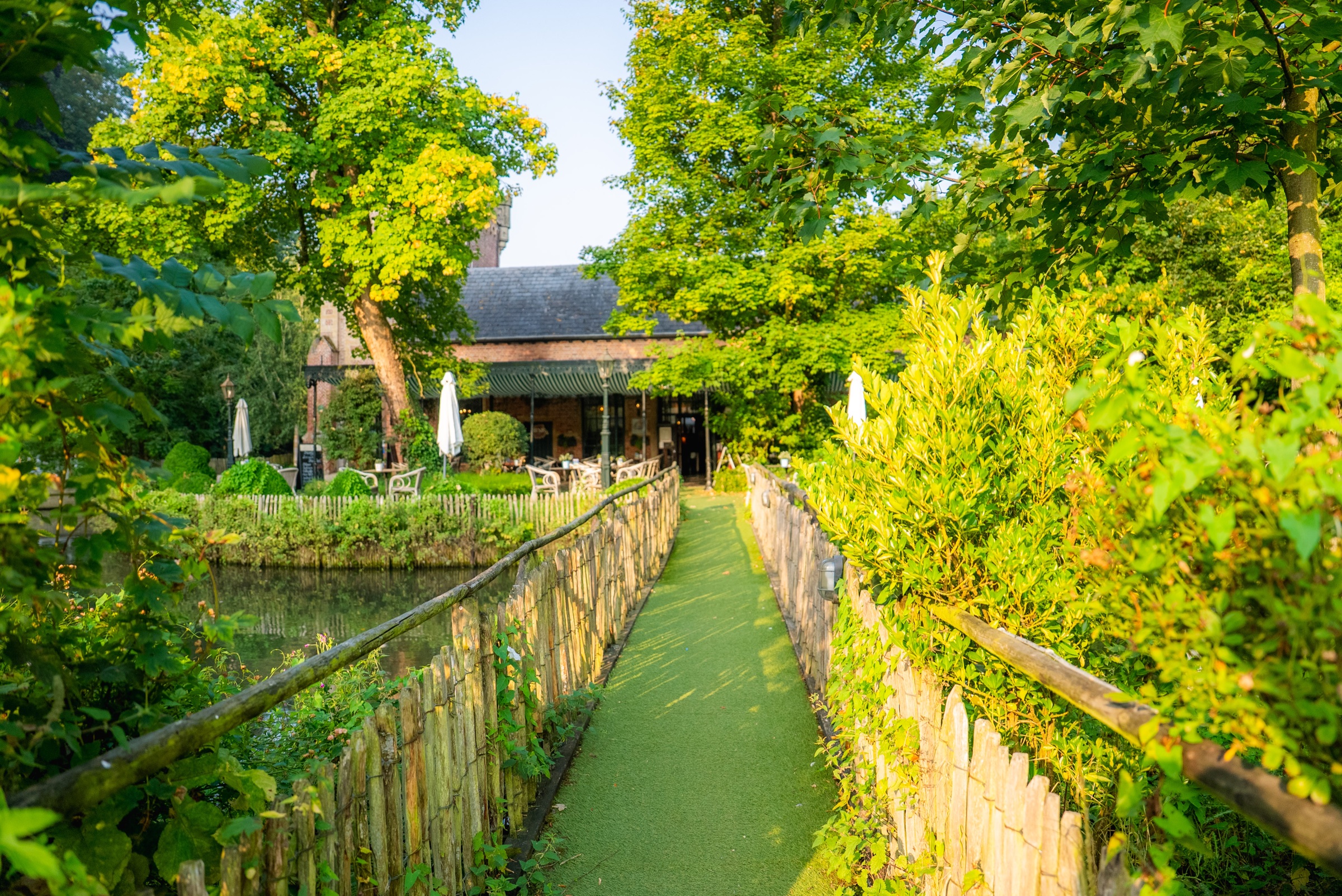Chemin de jardin au Château de La Motte