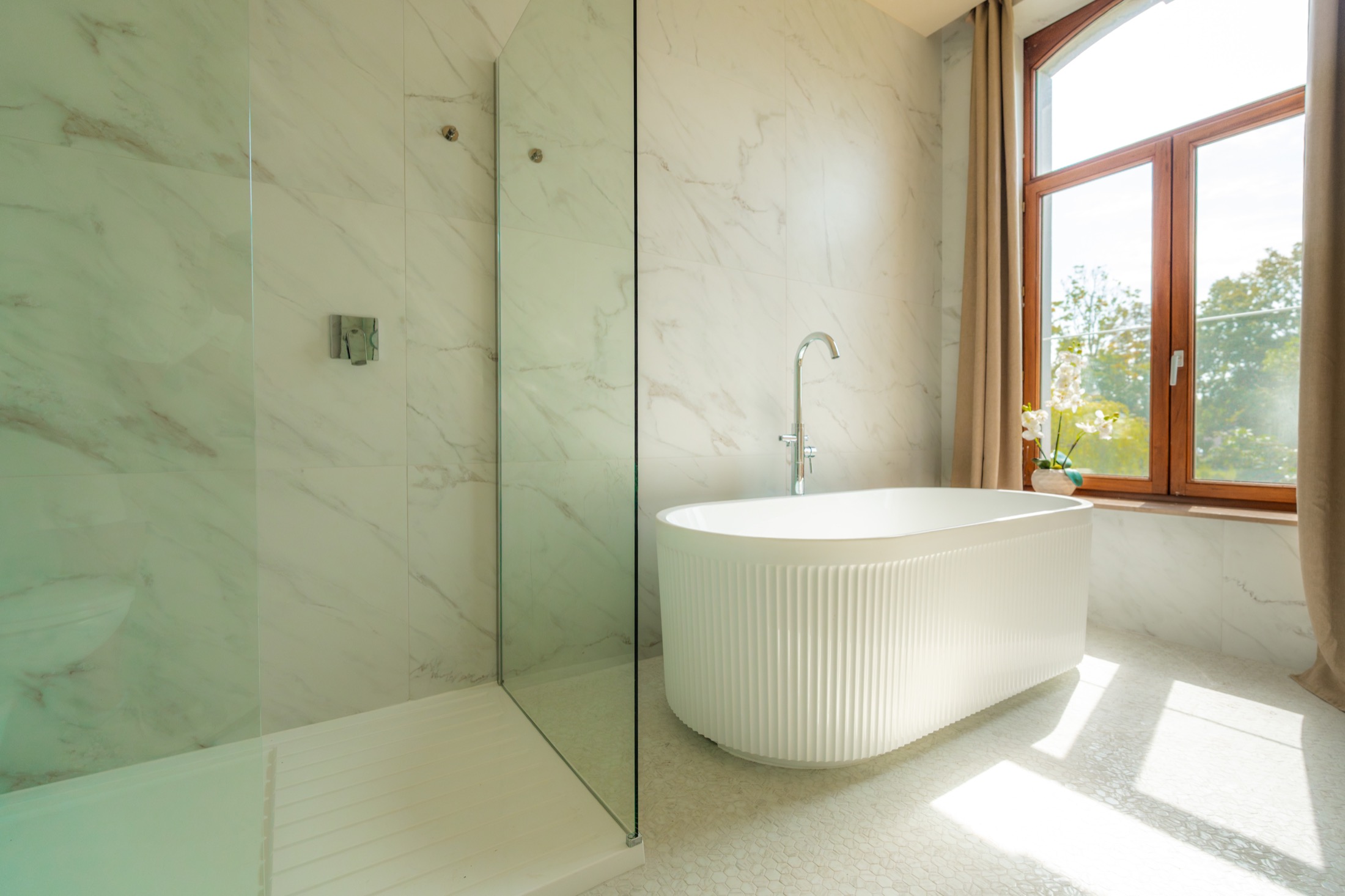 Freestanding bath in a spacious room at Chateau de Looz