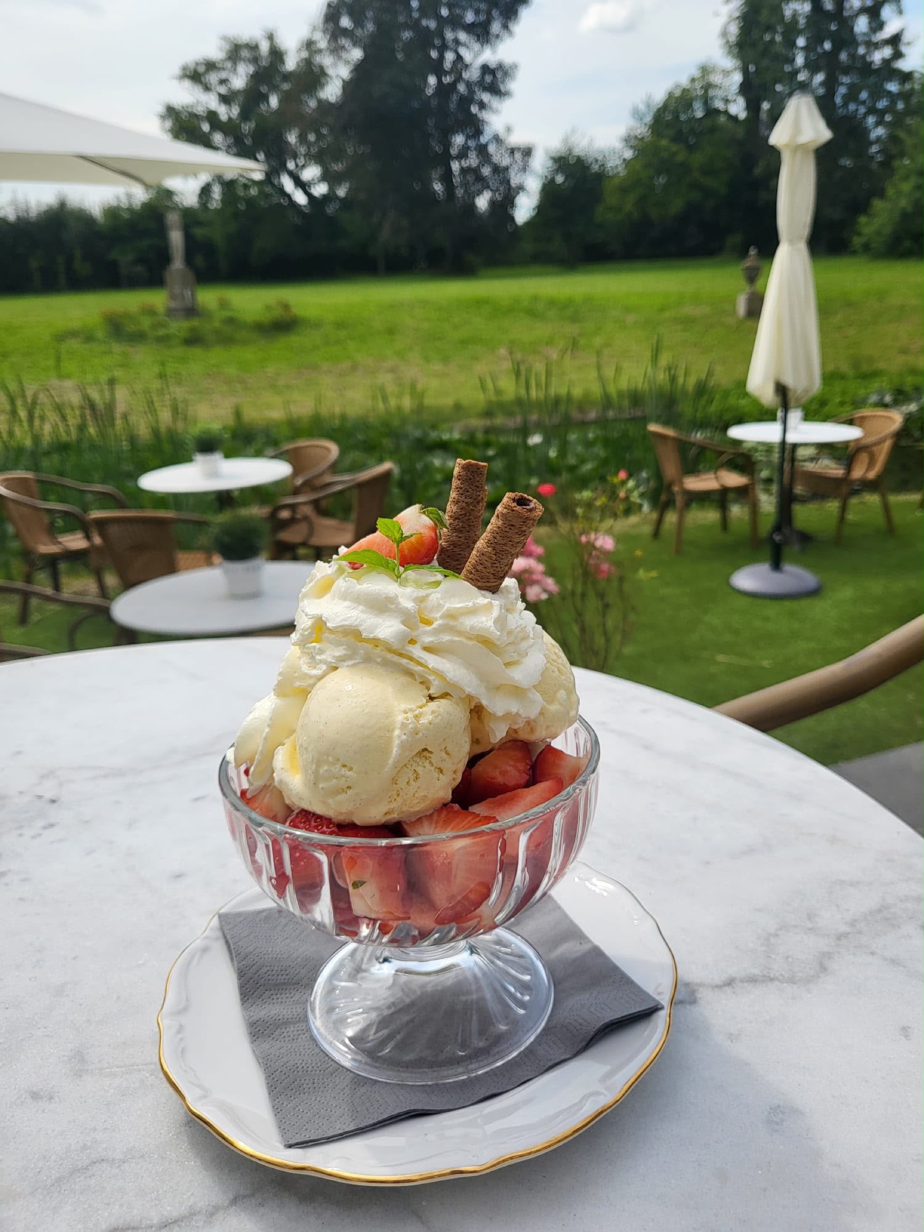 Dessert served on a terrace overlooking the Château de Looz garden