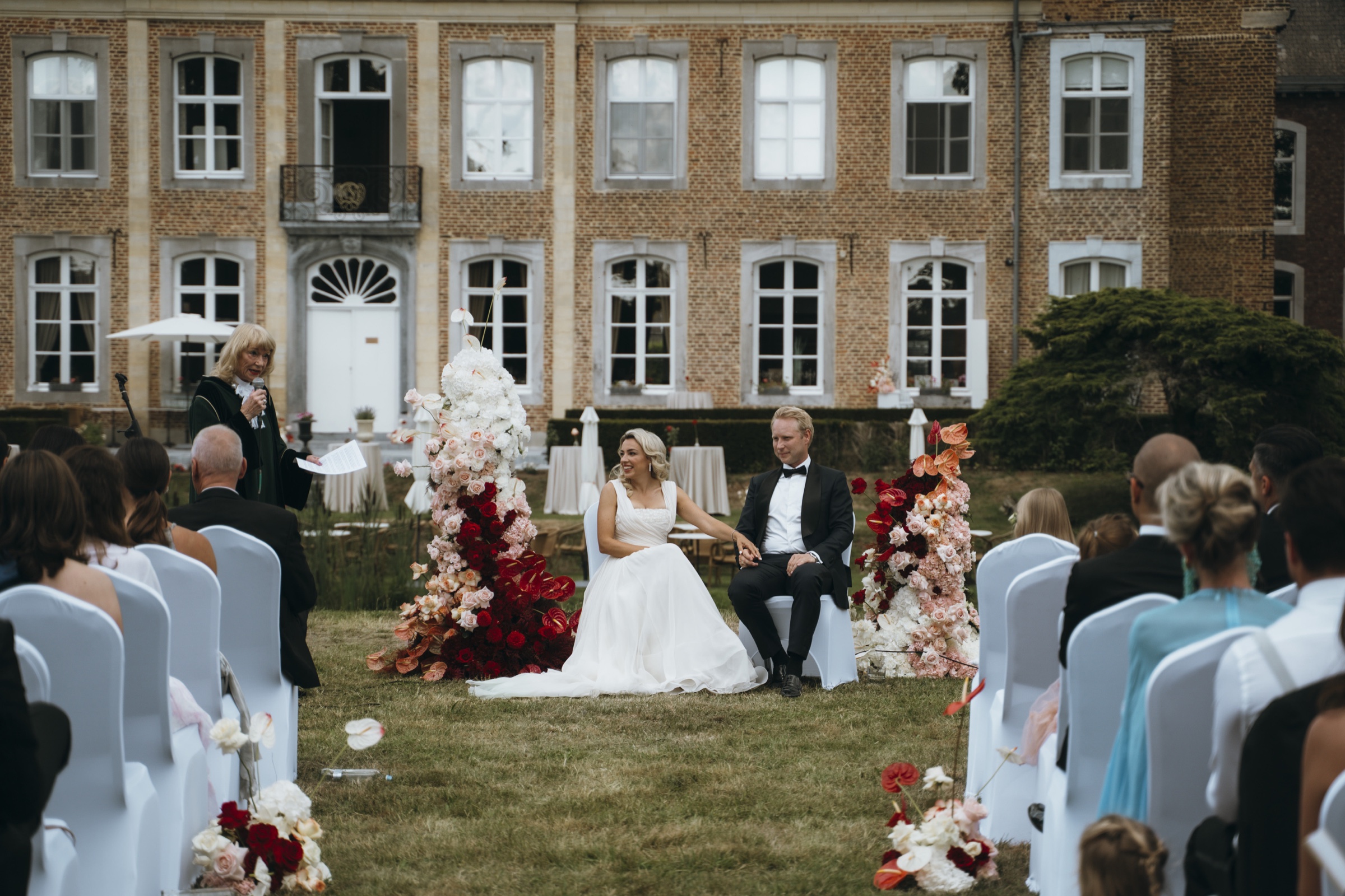 Outdoor wedding ceremony in front of Château de Looz